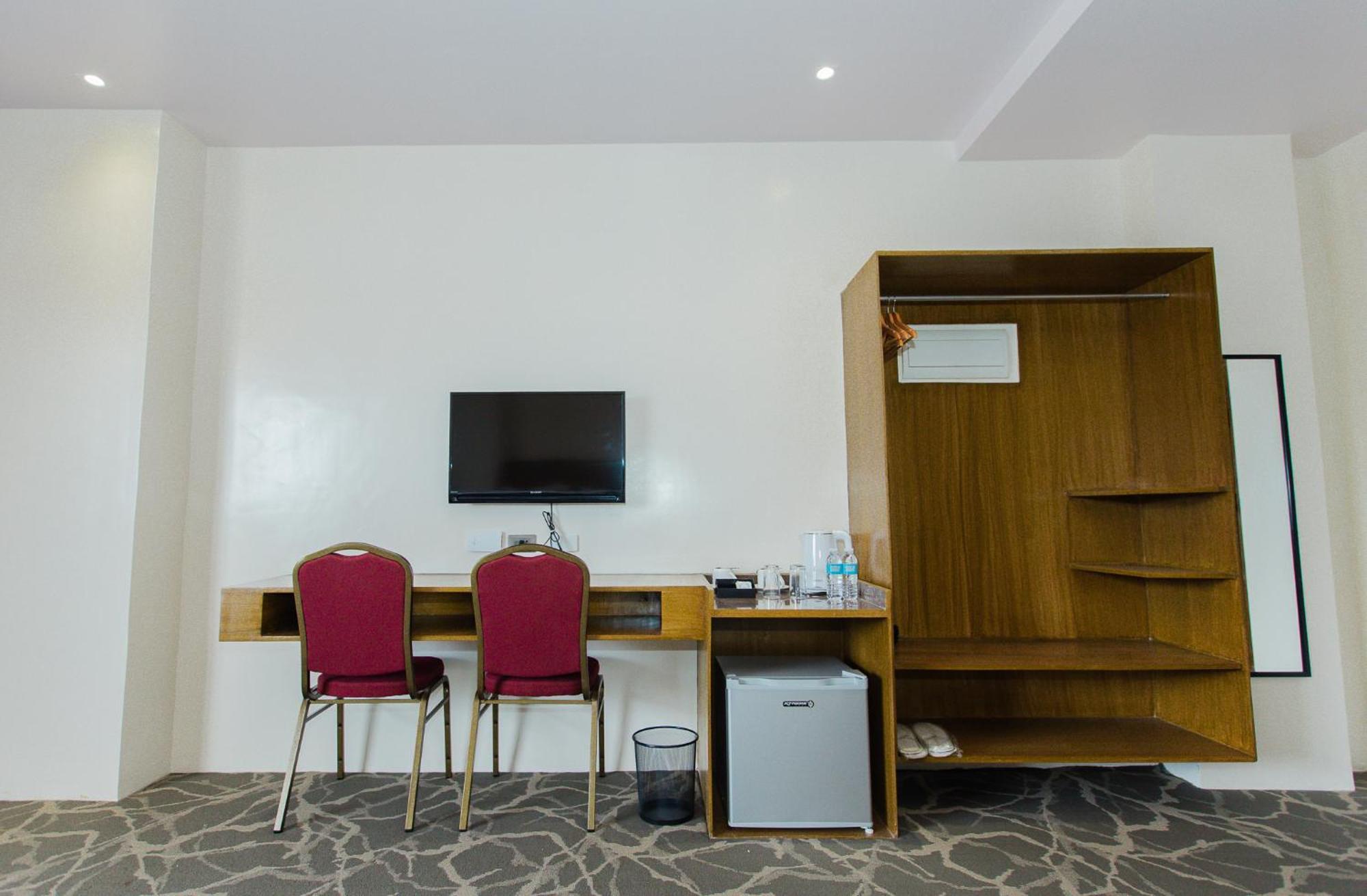Maxi Hotel And Event Center Tagbilaran-stad Buitenkant foto