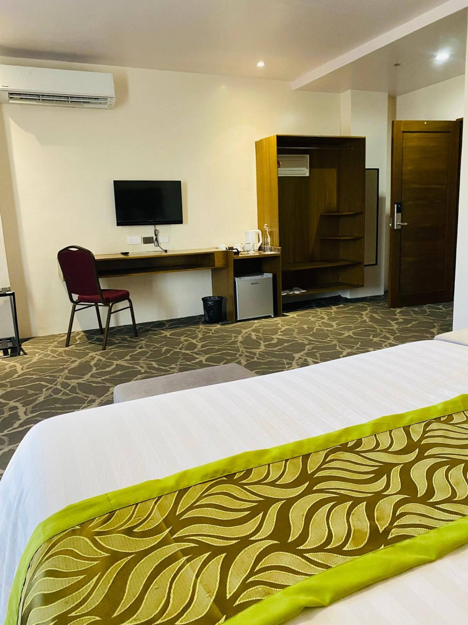 Maxi Hotel And Event Center Tagbilaran-stad Buitenkant foto