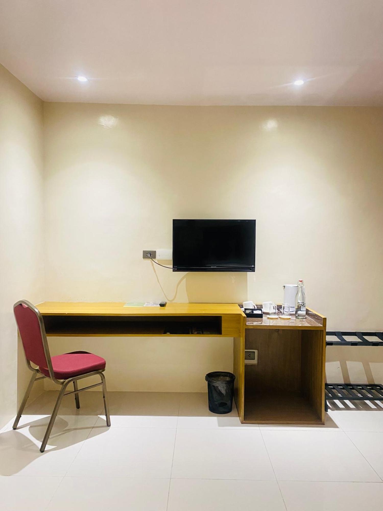 Maxi Hotel And Event Center Tagbilaran-stad Buitenkant foto