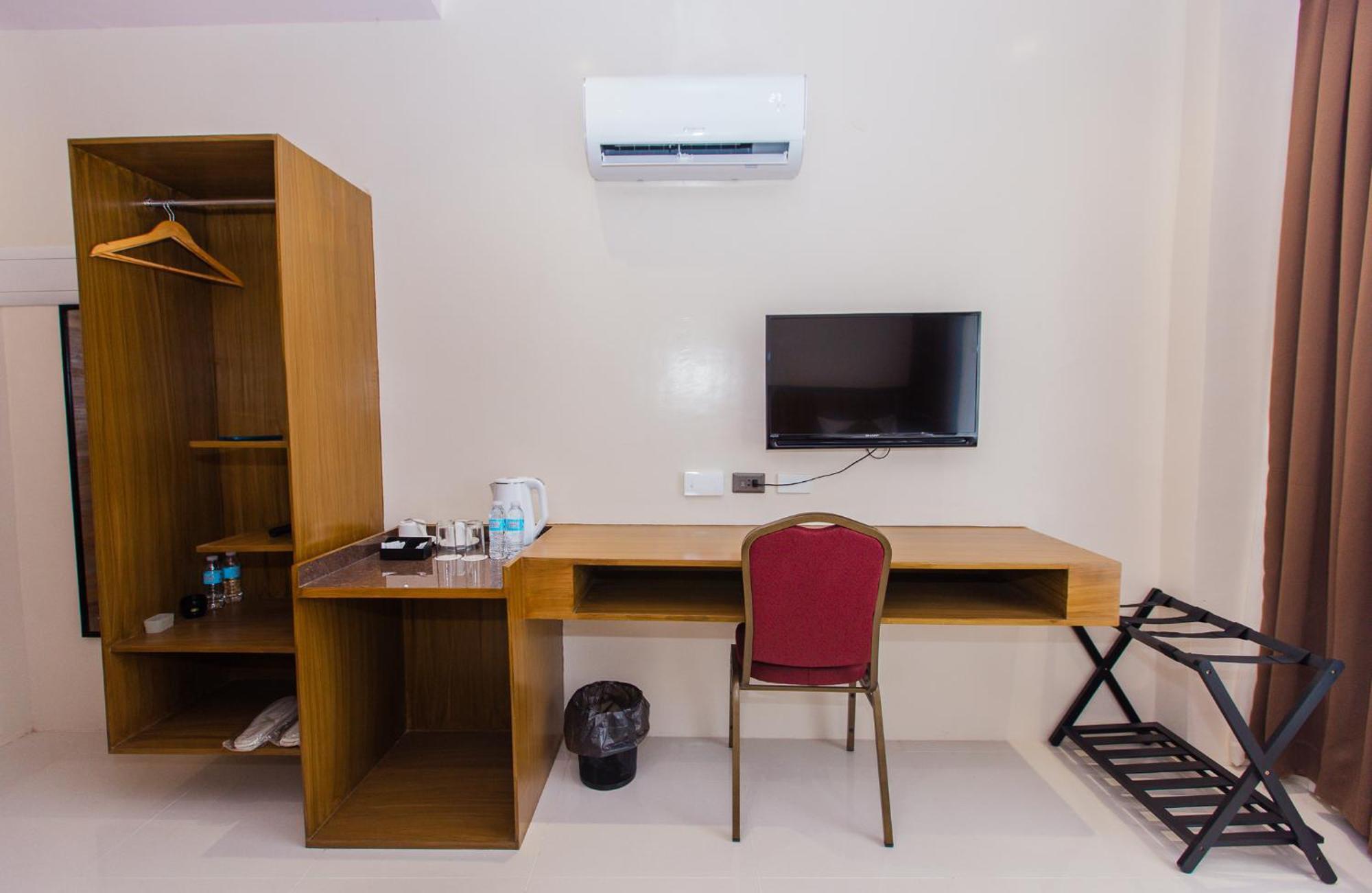 Maxi Hotel And Event Center Tagbilaran-stad Buitenkant foto